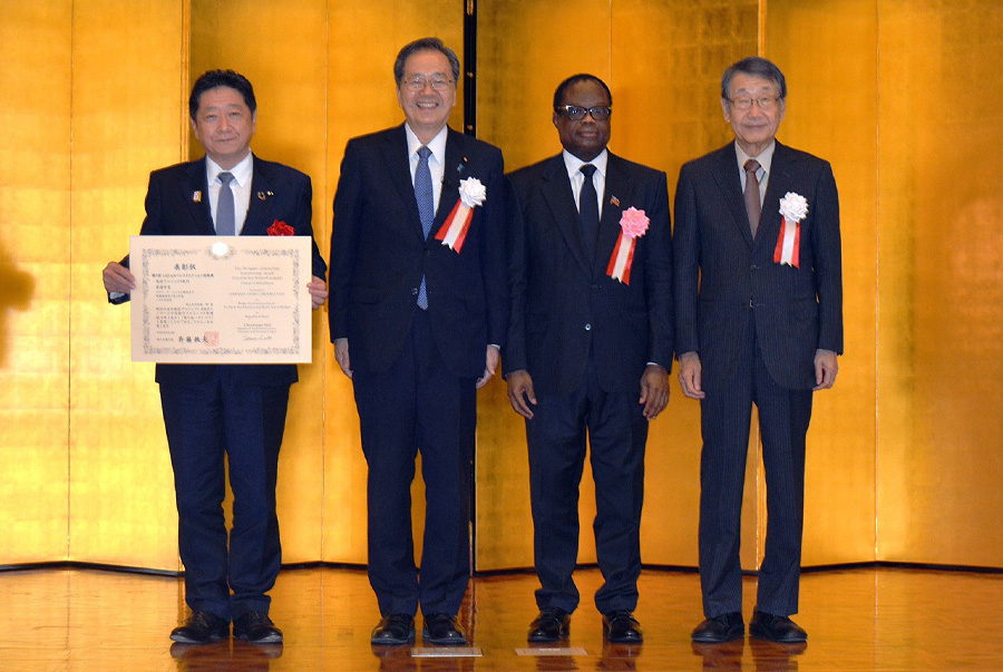 記念撮影に納まる斉藤鉄夫国交相（左から2人目）と受賞者ら（日本工業経済新聞社【建設メール】より）