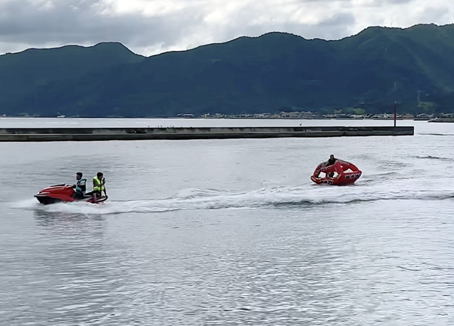 写真は実習生の子たちも一緒にみんなでマリンスポーツをしたときの様子。お互いにコミュニケーションを深められるよう心がけています！（なあ062さん提供）