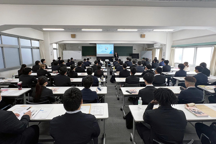 66人が参加した「2025年度新入社員研修会」（日本工業経済新聞社【建設メール】より）