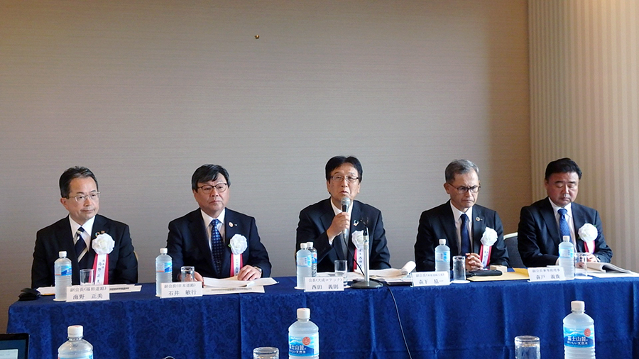 道建協の西田会長（中央）と4人体制になった副会長ら（日本工業経済新聞社【建設メール】より）