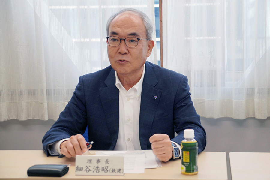 会見で労働災害への見解を話す労研の細谷理事長（日本工業経済新聞社【建設メール】より）