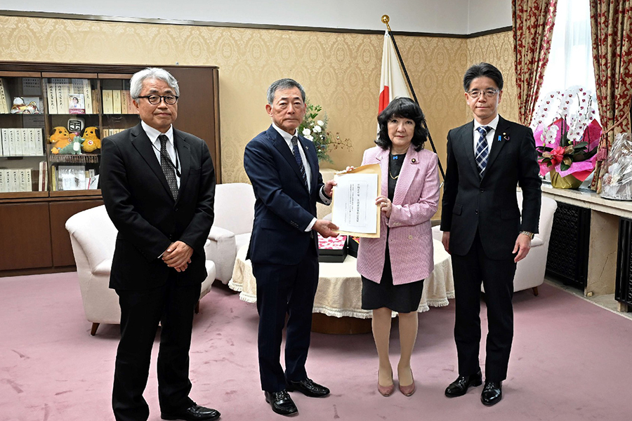 要望を手にする片山財務相（中央右）と全建の今井会長（中央左）（日本工業経済新聞社【建設メール】より）