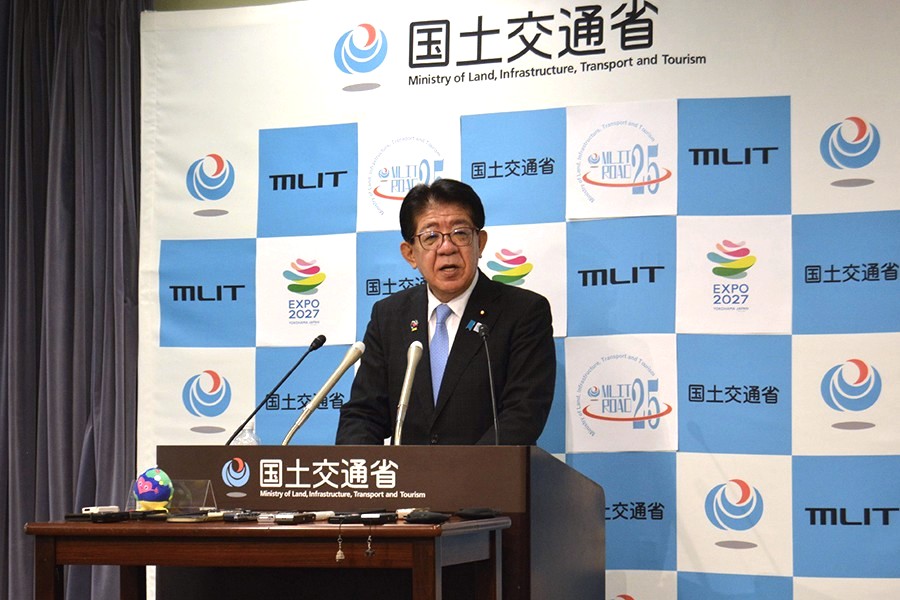 閣議後に会見する金子国交相（日本工業経済新聞社【建設メール】より）